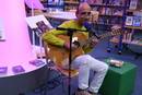 Josef Schoenen las in der Dürener Stadtbücherei und schuf mit Stimme und Gitarre Krimiatmosphäre. Foto: Stadt Düren/mah