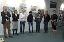Die Künstlerinnen (fünf von sieben waren bei der Vernissage anwesend) aus dem Kreis Heinsberg, die in einer Ausstellung in der Dürener Stadtbücherei Werke zum Thema "Stille" zeigen, wurden von Büchereileiterin Alexandra Oidmann (3.v.l.) und Bürgermeister Paul Larue (links) vor einigen ihrer Bilder stehend begrüßt.