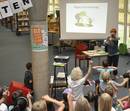 Kinderbuchautorin Gerlis Zillgens begeisterte die Kinder mit ihrer Geschichte von Froschvater Grünsprung. Foto: Stadt Düren/mah